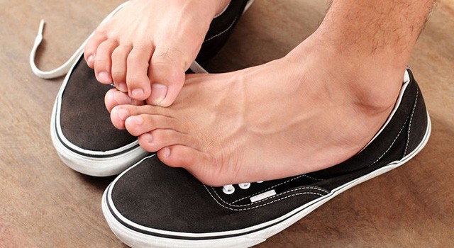 6 kiểu đi giày cực hại cho bàn chân bạn cần bỏ ngay